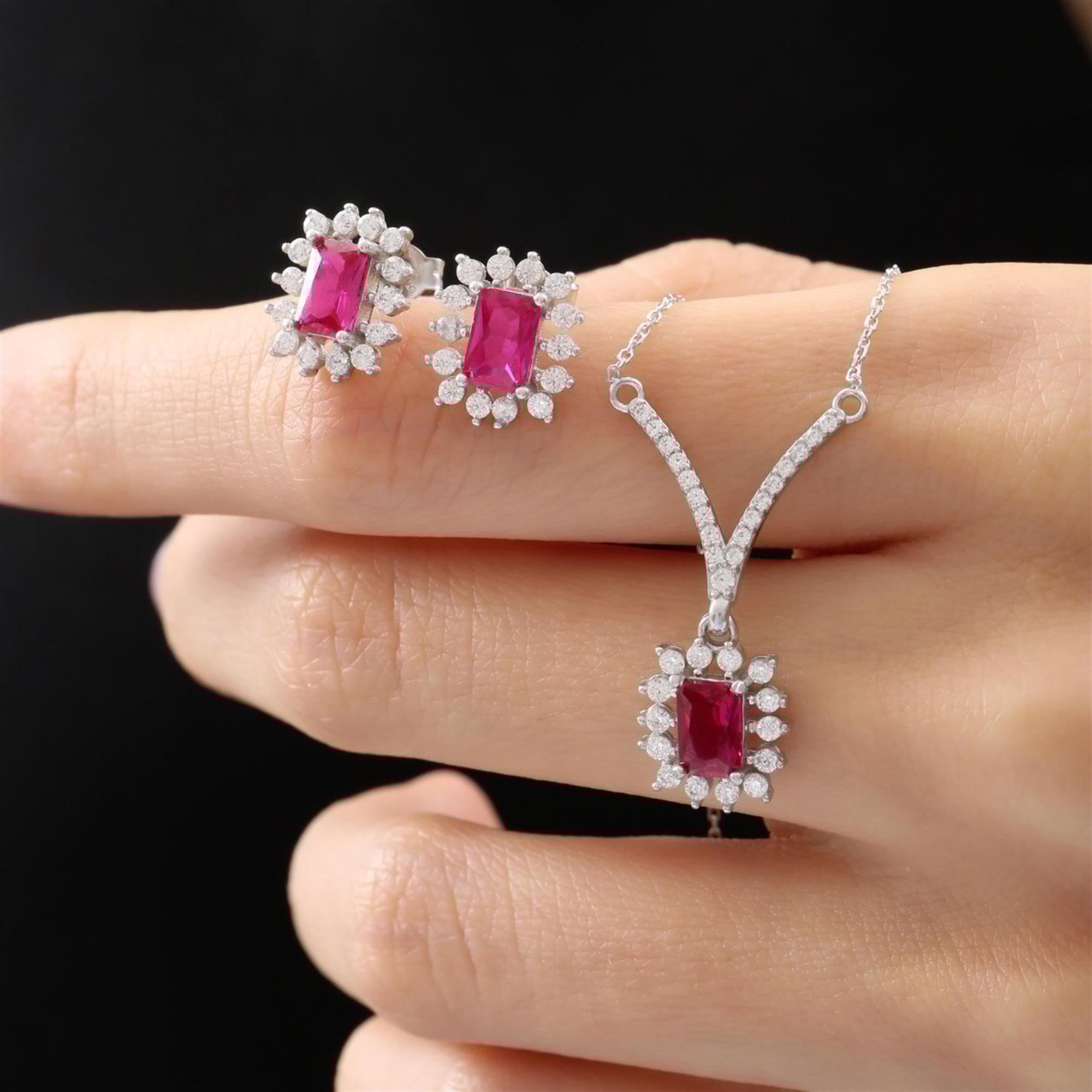 Juego de joyería en tono plata con piedra roja corte esmeralda y halo de circonitas – collar y pendientes elegantes para novia o regalo