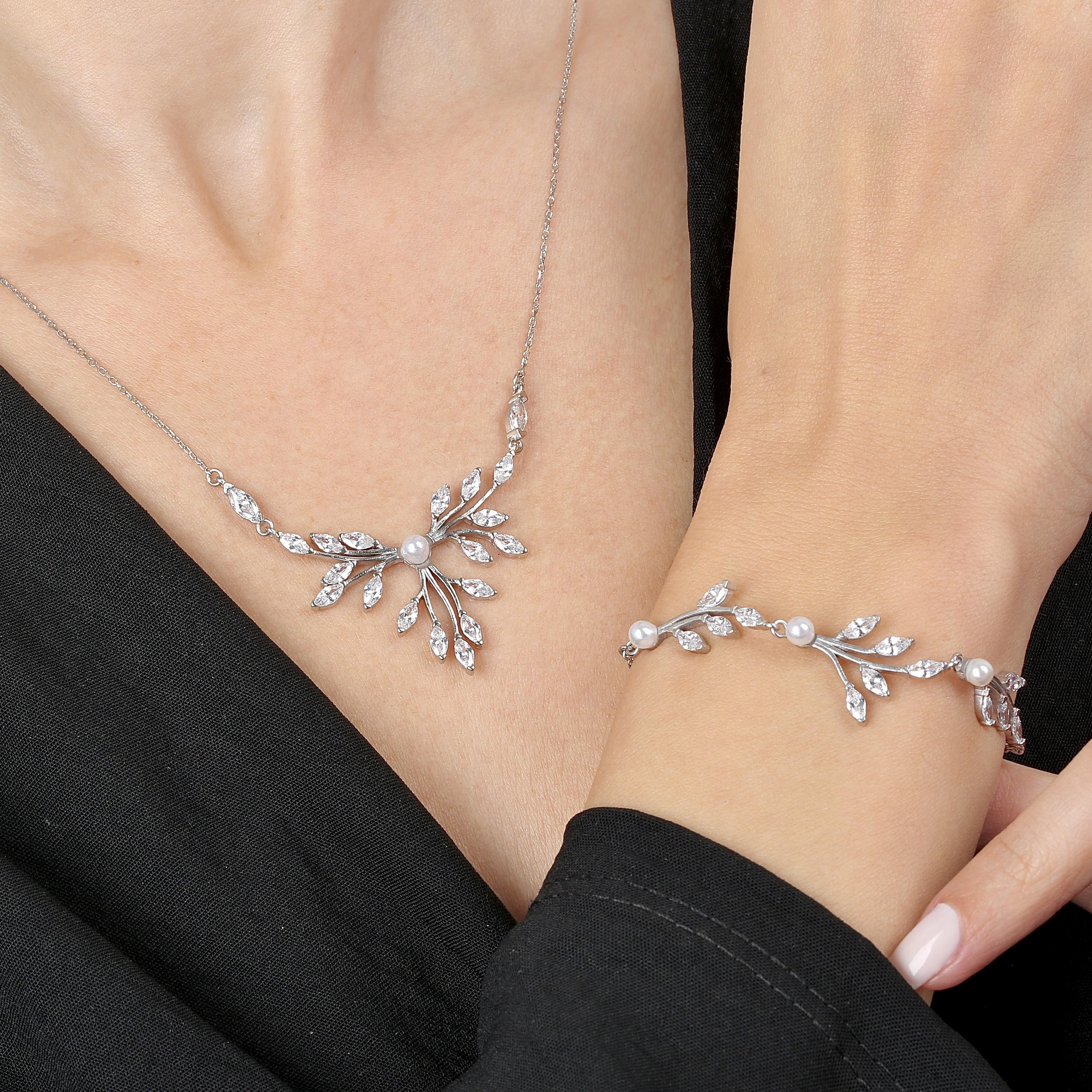Diamond Setting Elegant Silver Waterway Set